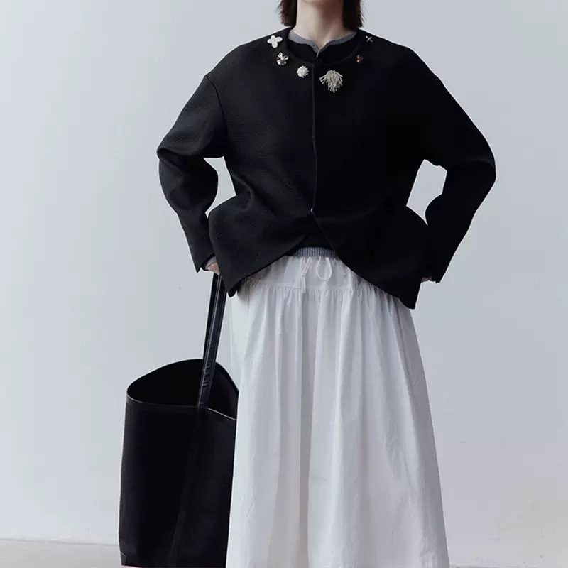 现货FUSS 奇异博物馆艺术感纽扣钉珠缝制_编织小香风外套2025