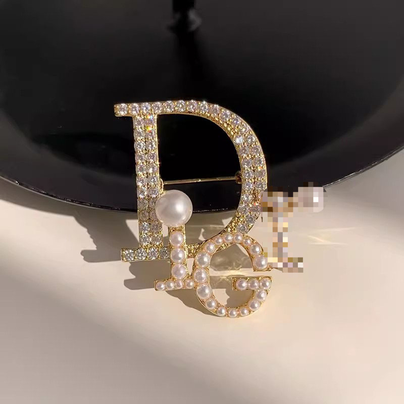 Nuevo estilo de Chanel broche de la letra de gama alta de las mujeres elegantes perla ramillete exquisito anti-exposición pin traje Accesorios