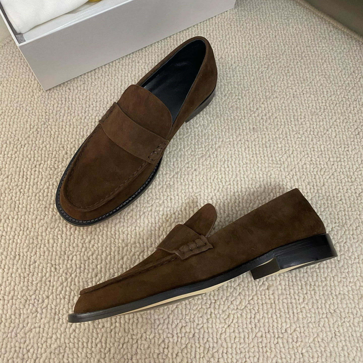 Small leather retro loafers, 2025 years, simple and elegant design