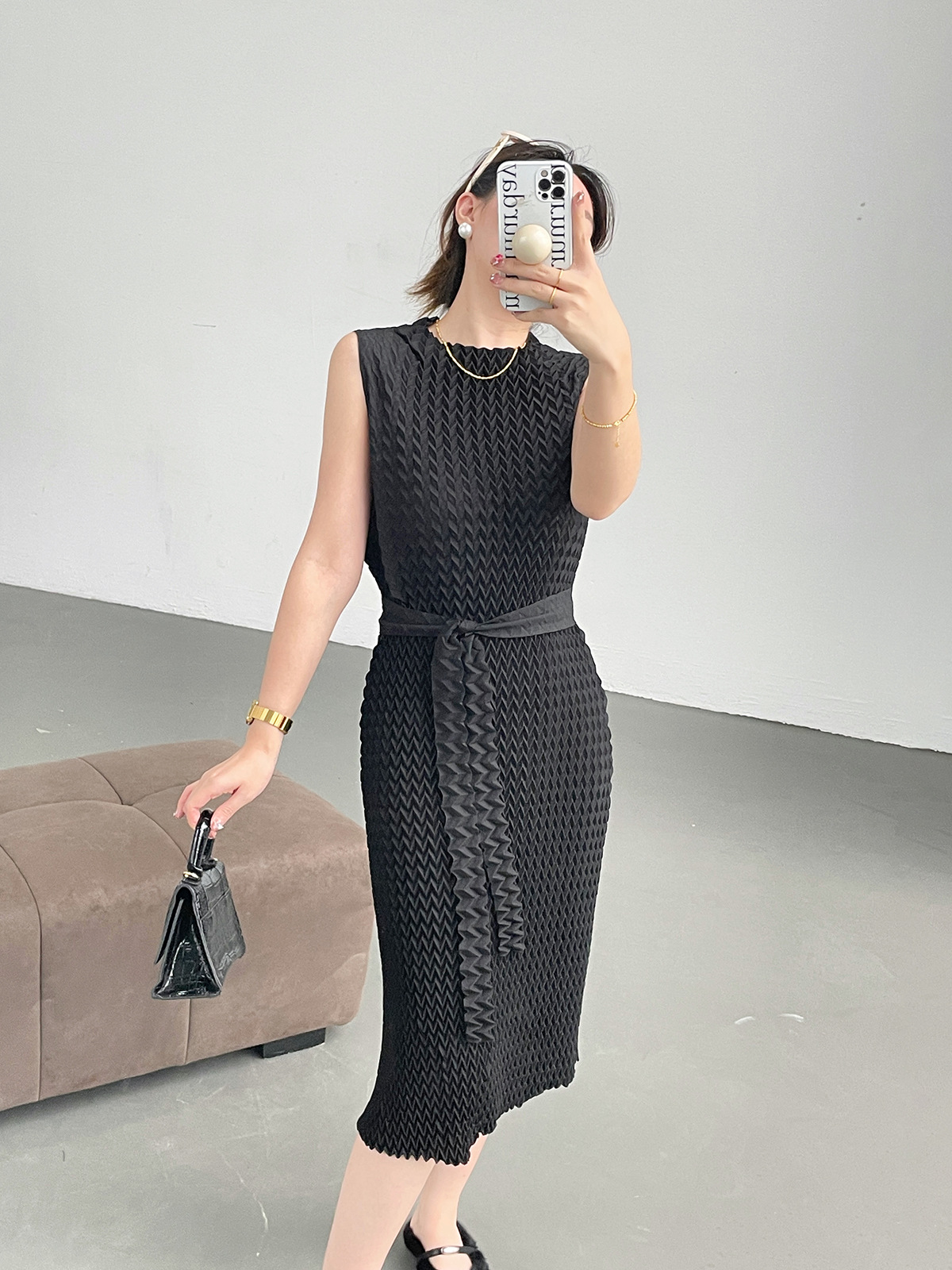Đầm suông midi xếp ly không tay ôm eo phong cách Miyake — Màu đen