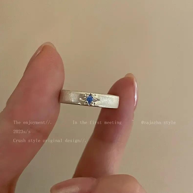 Anello da donna con croce blu oceano e pietra intarsiata spazzolata, design di nicchia, per indice, lusso leggero, anello di alta gamma_voghion.com