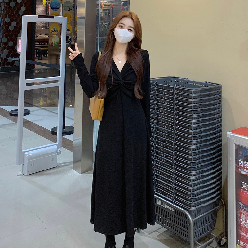 大きいサイズのフランスのワンピースの女性の秋はやせています。vネックは底の小さい黒いスカートを打ちます。|undefined