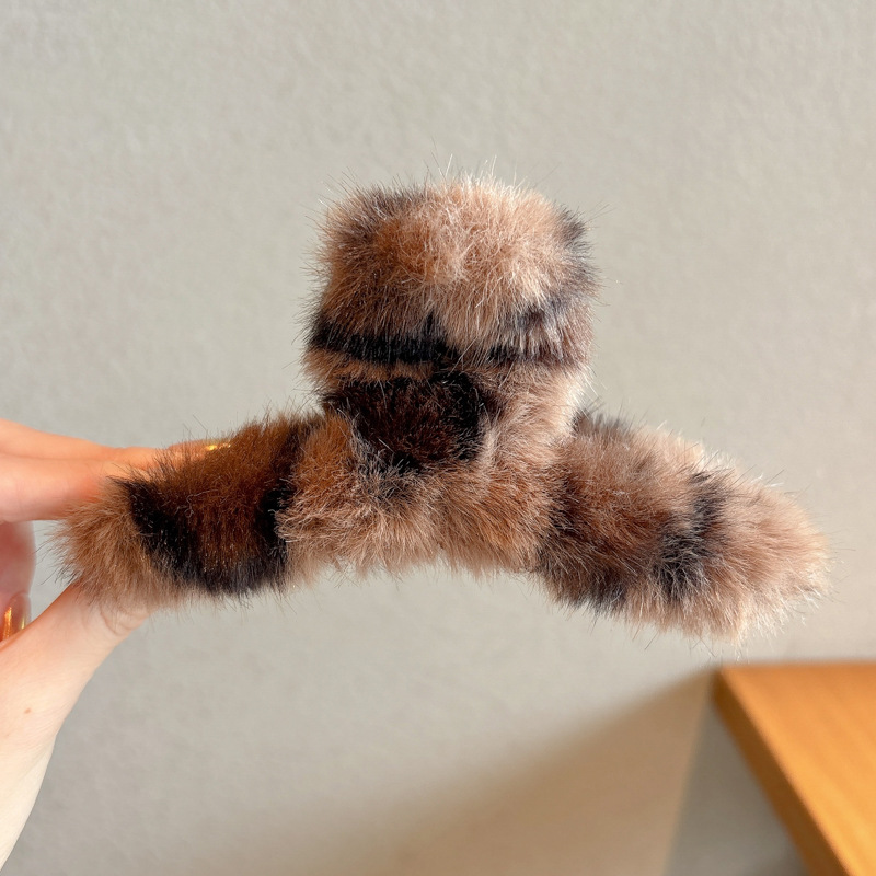 2025 nuevo clip de peluche lindo temperamento peludo detrás de la cabeza de cabello de alto nivel sensación de tiburón clip grande mujer