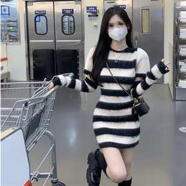 秋冬2024新款气质辣妹裙子女装秋季显瘦针织毛绒包臀裙袖套连衣裙