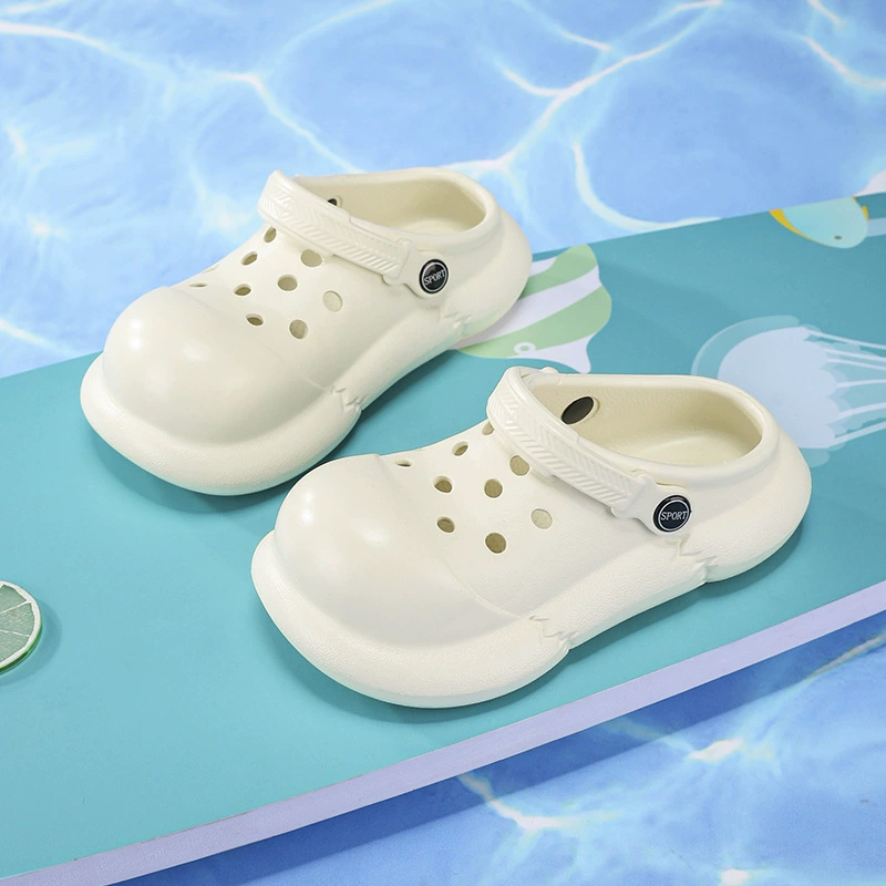 Новые летние простые сабо для девочек, однотонные модные сандалии с широким носком для уличной одежды, удобные женские тапочки с закрытым носком.