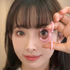 戴美瞳は装着器を取って目を開けてコンタクトレンズを装着して道具箱の神器を外してまぶた補助器を装着する
