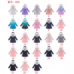 秋冬の新商品の子供服の男の子と女の子の多色は腰のプリントを収めて長い毛の襟を染めます。