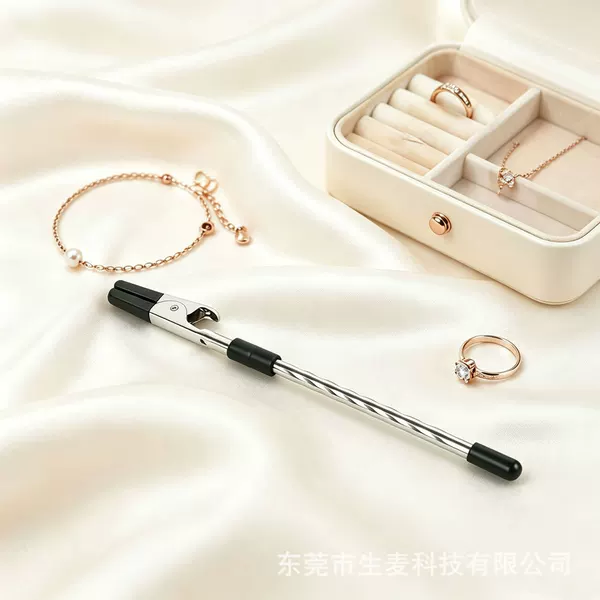 Best-selling jewelry accessory: a multi-functional bracelet clip for easy wear, original design, in stock and ready to ship