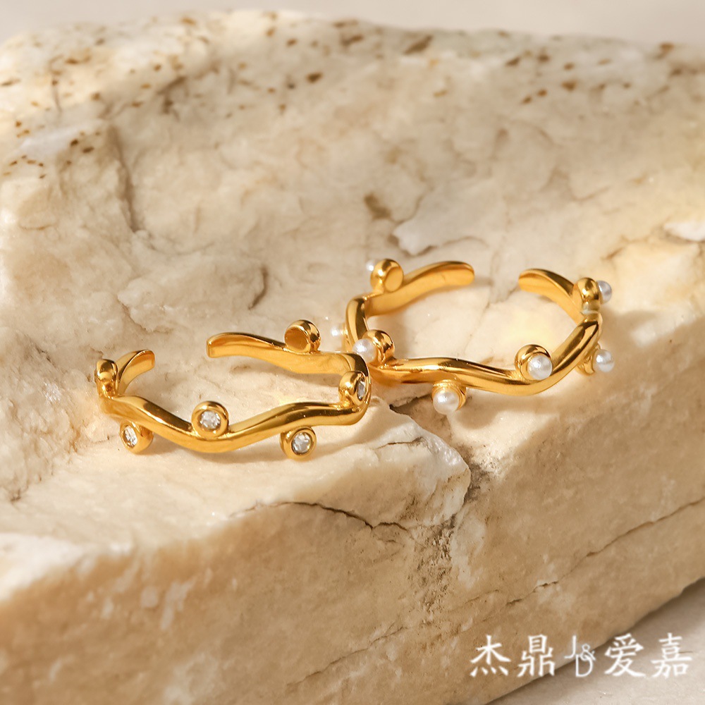 Anillo abierto de perlas blancas con incrustaciones de oro irregulares de 18K INS estilo francés anillo de acero de titanio de moda para mujer
