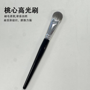 Peach heart high light brush tongue-shaped blush brush facial brightening makeup brush flat dizziness dyeing brush Cangzhou makeup brush