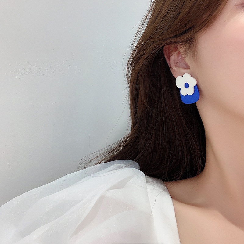 Blue White Small Flower Stud Earrings Wholesale Nihaojewelry display picture 7