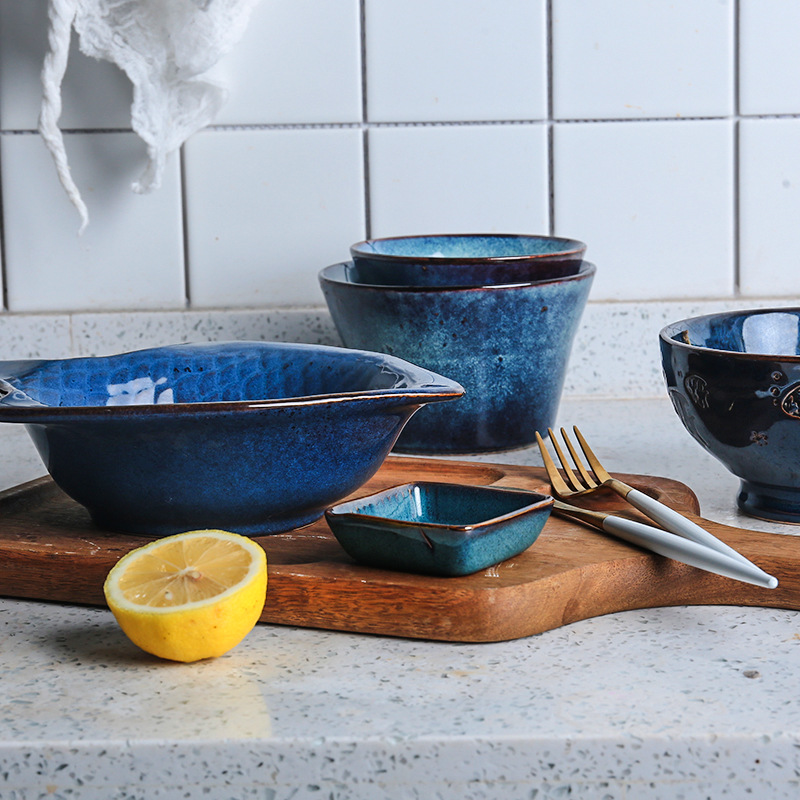 Placa de cerámica de forma especial creativa de estilo japonés hogar plato de pescado azul al por mayor horno esmalte vajilla suministro directo de fábrica placa de cerámica