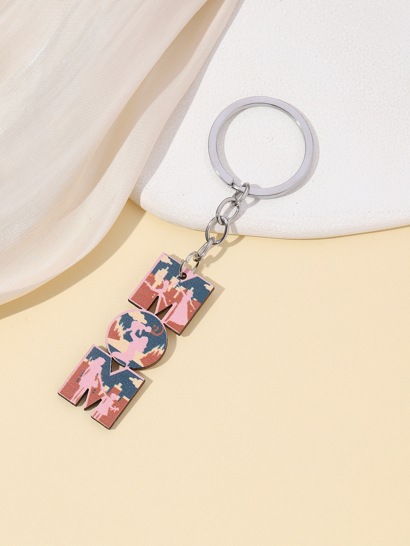 11g Weight Keychain Classification 1 Piece Quantity Casual, Holiday, Daily Occasion Wood Material Mother'S Day Festival Letter, Chrysanthemum Pattern Unisex Gender Pastoral Style Pastoral Letter Chrysanthemum Wood Mother'S Day Unisex Keychain 4