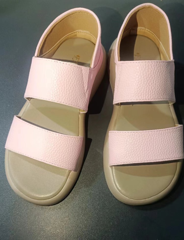 Sandalias de mujer 2025 verano nuevo cuero suave versátil zapatos de mujer plano retro antideslizante cabeza redonda dos zapatos de playa para mujeres