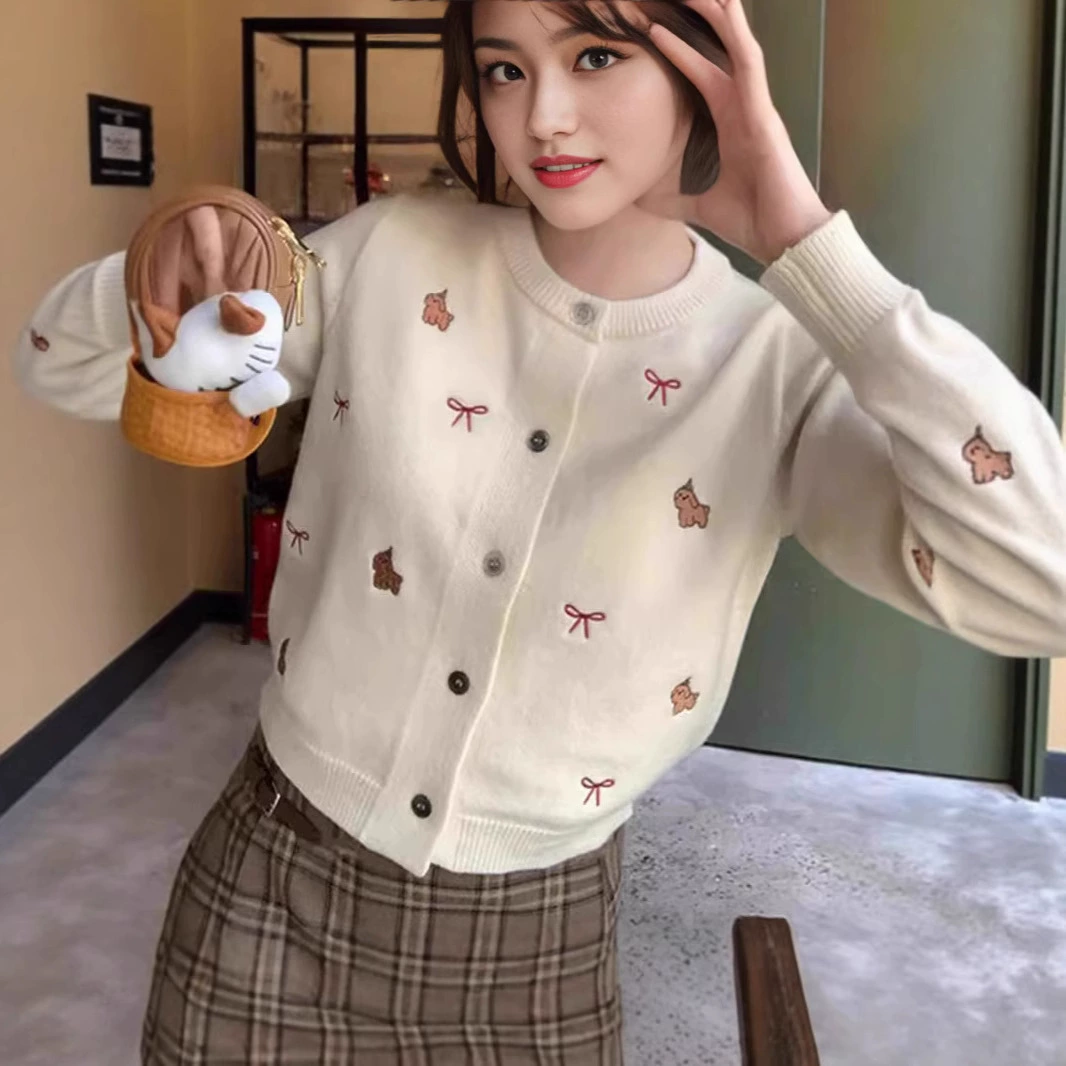 2025 Корейская версия, милый и нежный стиль, свитер с мультяшной вышивкой для женщин, осенне-зимний дизайн, универсальный короткий модный вязаный открытый свитер