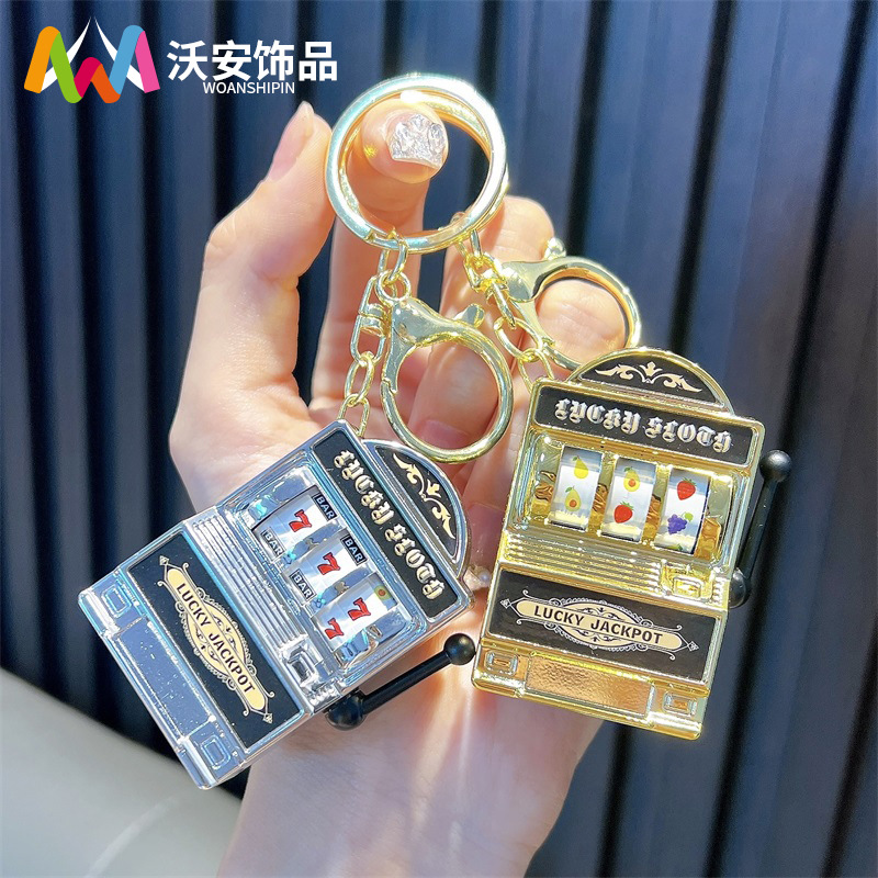 Juego divertido de color brillante de frutas shaker keychain máquina de juego garra de llaves colgante pequeño regalo al por mayor