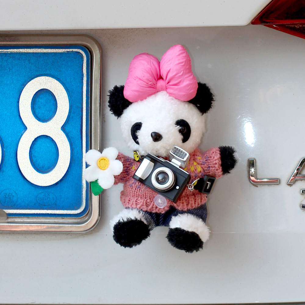 Personalidad en línea lindo estilo extranjero panda decoración de cola de automóvil adornos muñecas de peluche fuera del automóvil suministros de automóvil estables