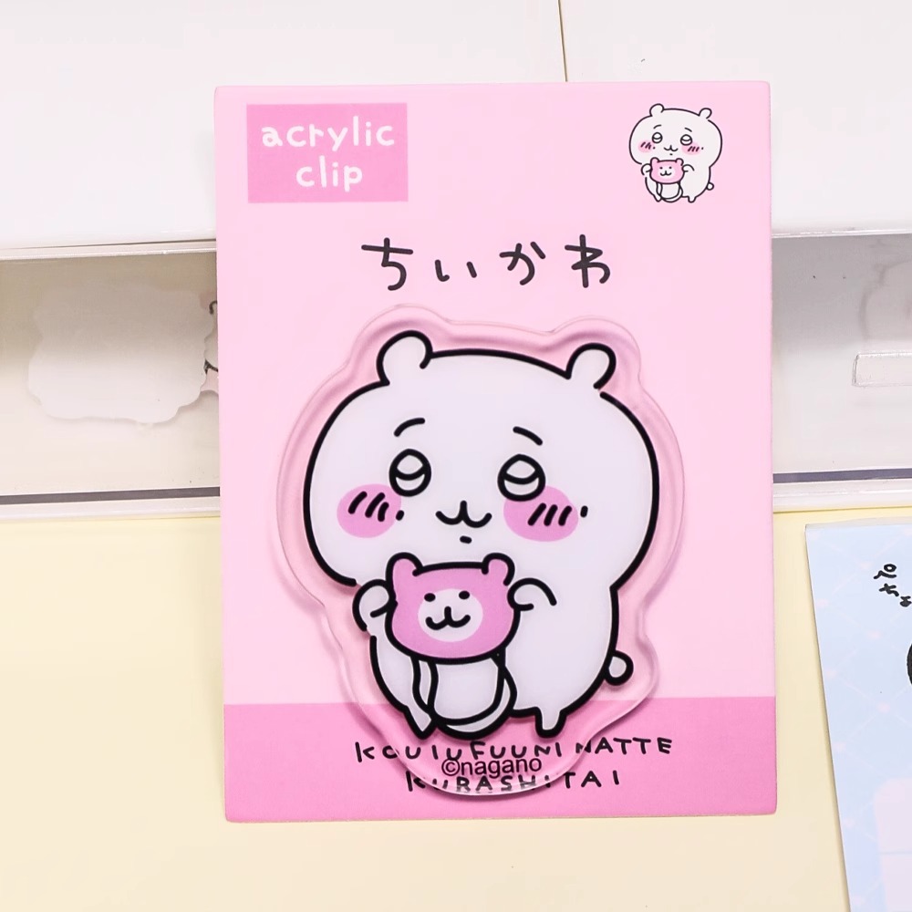 샤오지가 가방을 들고 있다