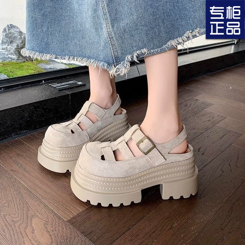 Женские сандалии на толстой подошве, увеличивающие рост, новинка 2025 года, летняя модная обувь на платформе в виде свиной клетки для маленьких людей, римские туфли с вырезом на носке