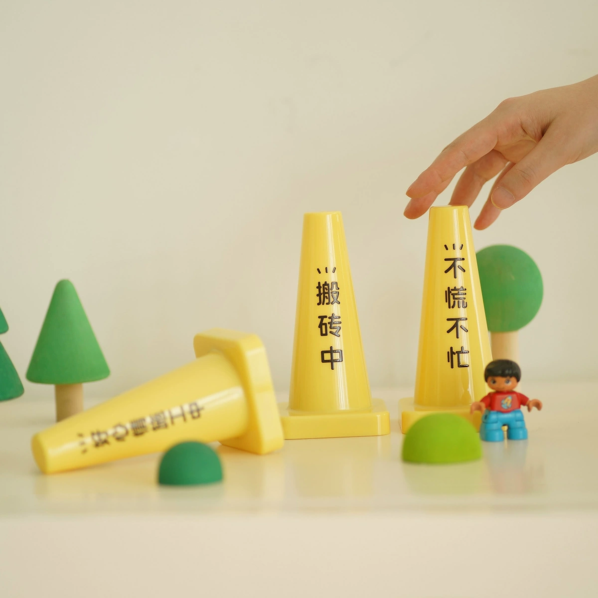 Ночные огни на баррикаде запрещают парковаться