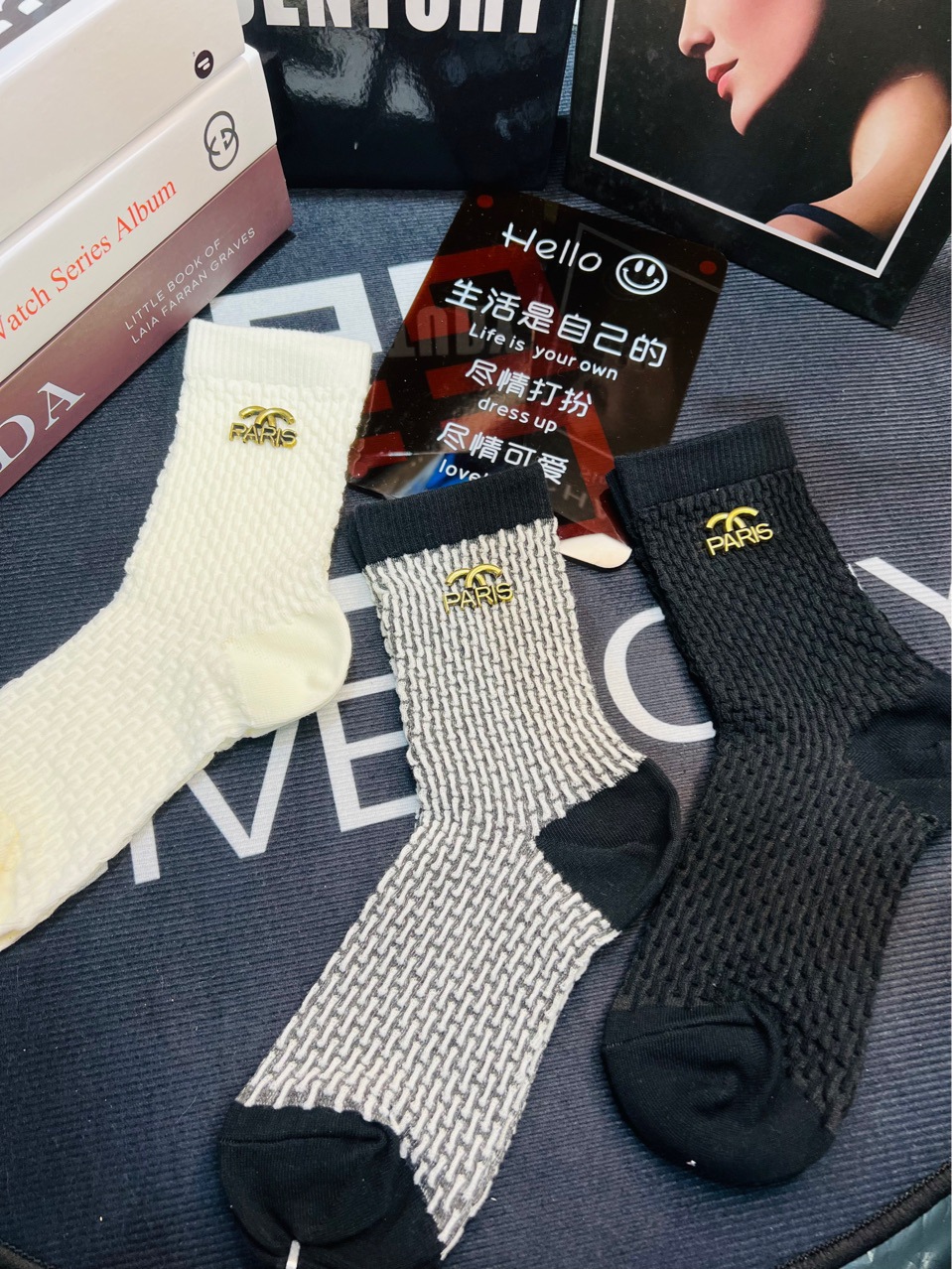 Primavera y verano nuevos calcetines Calcetines de moda personalizados de estilo europeo de las mujeres burbuja círculo metal estándar ins estilo casual mediados de la pantorrilla calcetines al por mayor