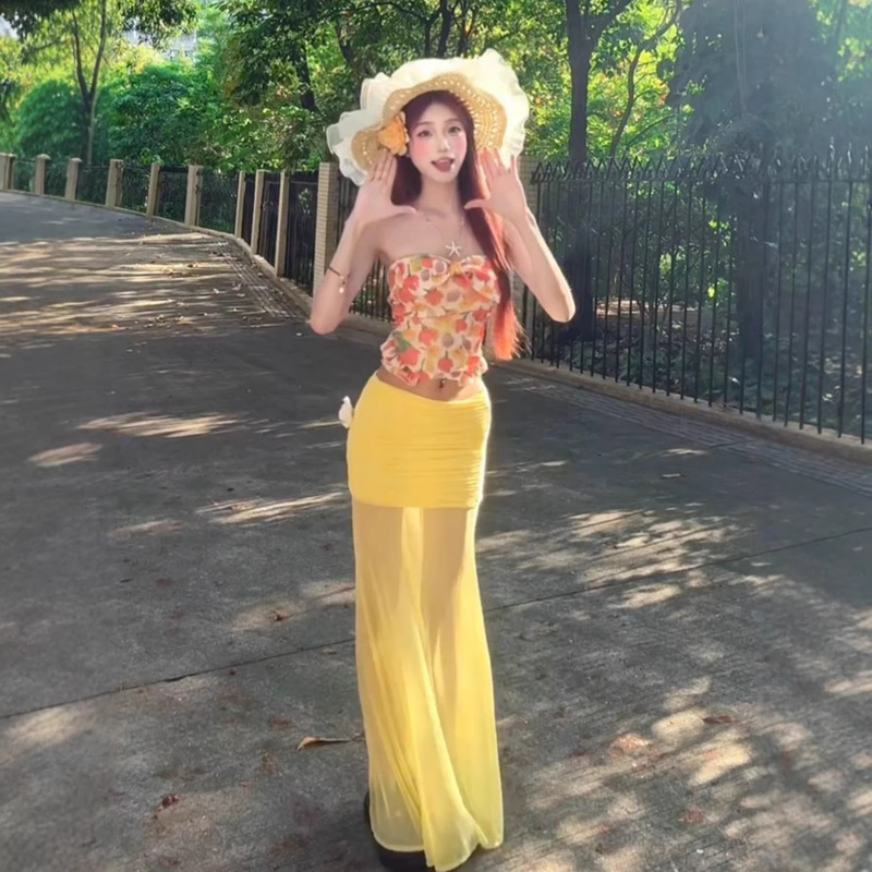 Beach Vacation Hot Girl Outfit for Women: Summer Floral Tube Top and Yellow Mesh Hip-Hugging Skirt Two-Piece Set Beach Vacation Hot Girl Outfit for Women: Summer Floral Tube Top and Yellow Mesh Hip-Hugging Skirt Two-Piece Set