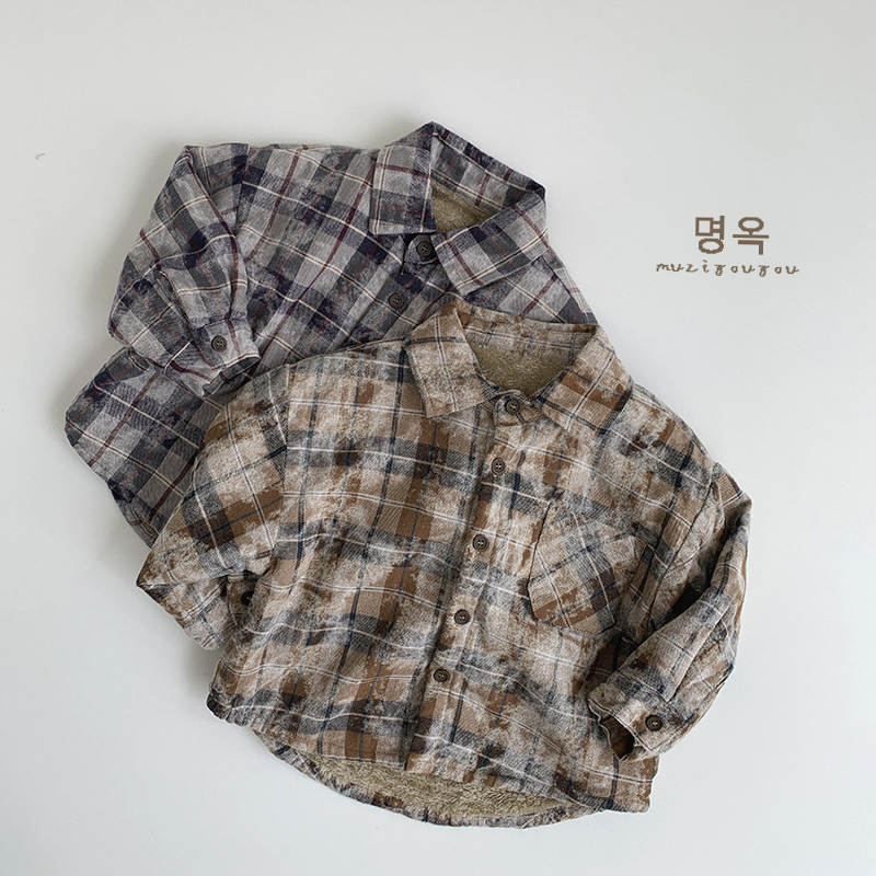 Camisa de terciopelo a cuadros de color frito 2025 invierno nueva ropa de bebé para niñas niños versión coreana de la chaqueta cálida retro de moda