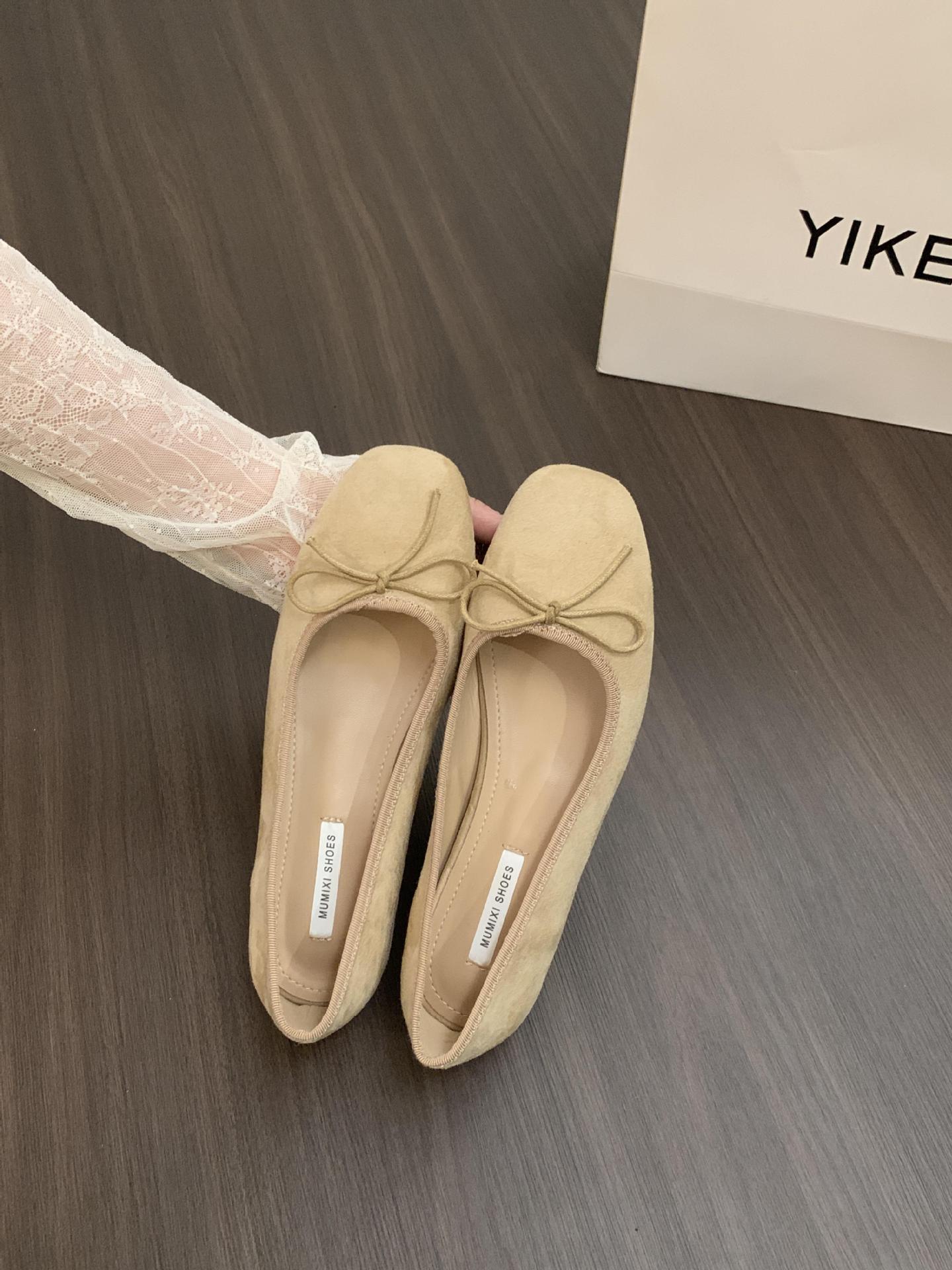 Zapatos individuales de ballet de gamuza realzados en estilo francés, zapatos de mujer 2025 nuevos zapatos de noche rojos con lazo de primavera y otoño