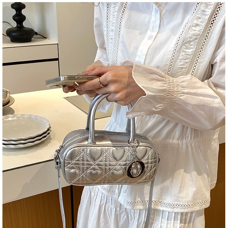 2026 New Niche Heart-Shaped Quilted Small Square Bag for Women, Korean Style Versatile Shoulder Crossbody Bag, Fashionable Handbag