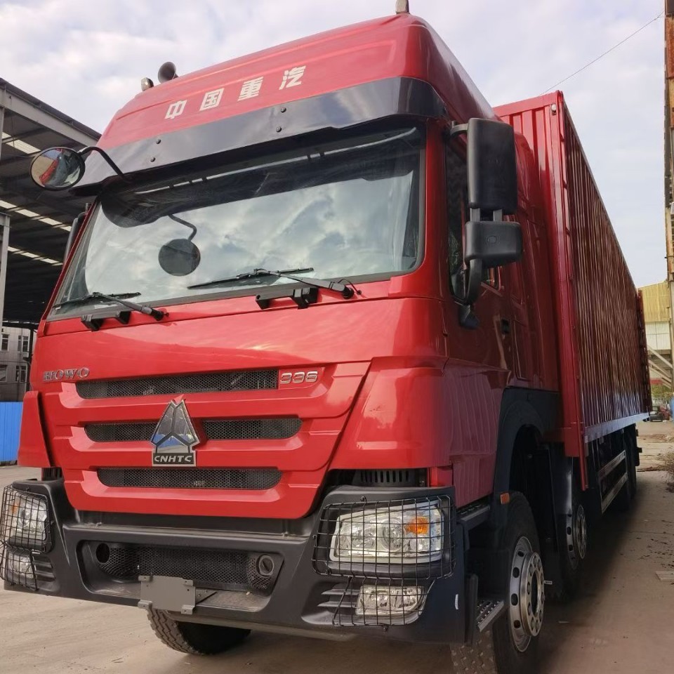 重汽豪沃9.6米集装箱运输车 6X4/8X4箱式货车 375马力高顶驾驶室