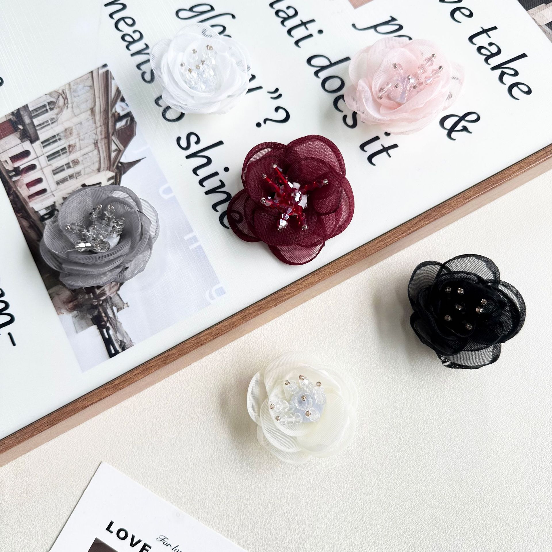 Adornos florales tridimensionales con incrustaciones de diamantes de imitación, decoraciones de moda versátiles multicolor, accesorios para el cabello hechos a mano, accesorios de vestir. image 1