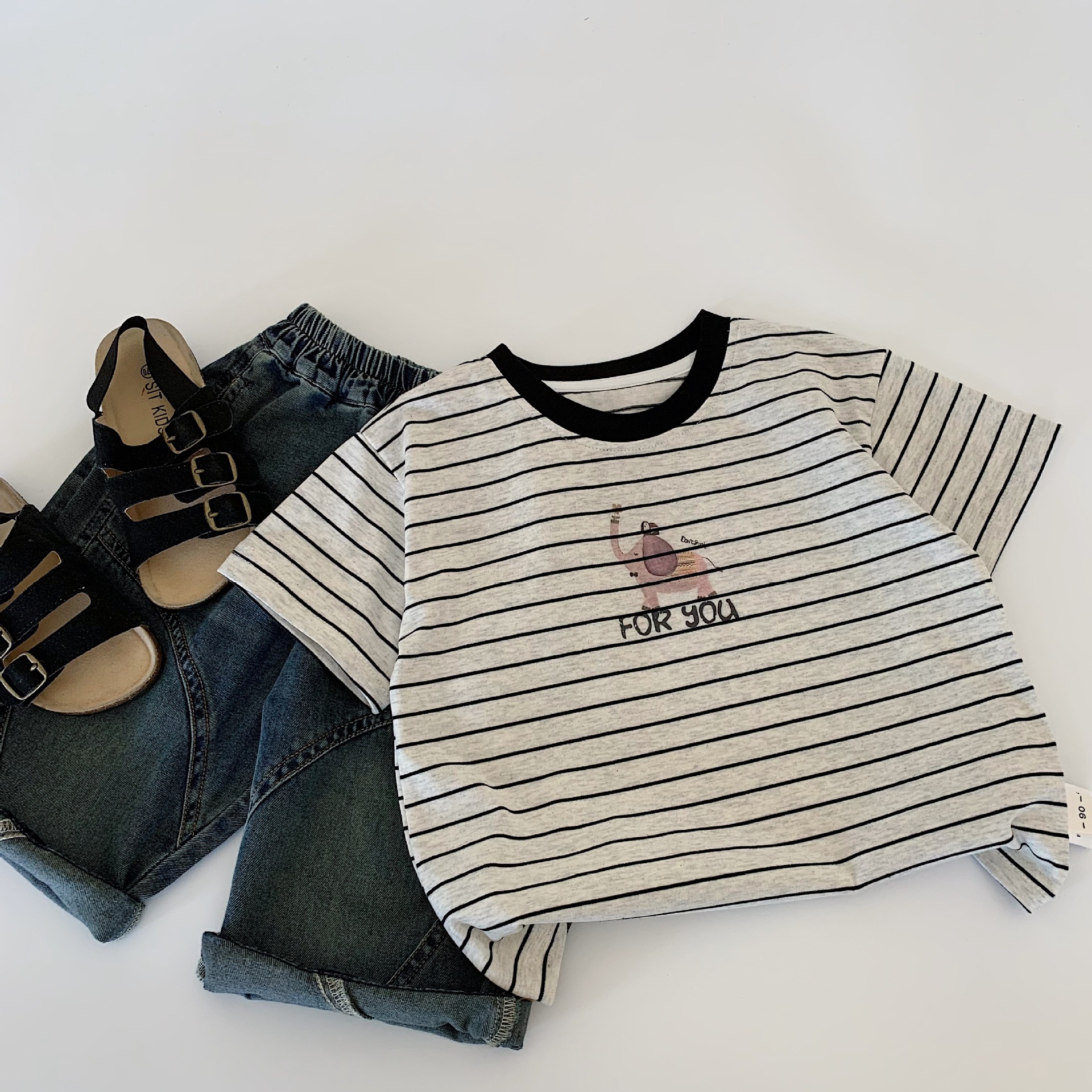 Camiseta a rayas de manga corta para niños Maibao 2025 verano nuevo estilo niño coreano verano niño niño medio manga superior al por mayor