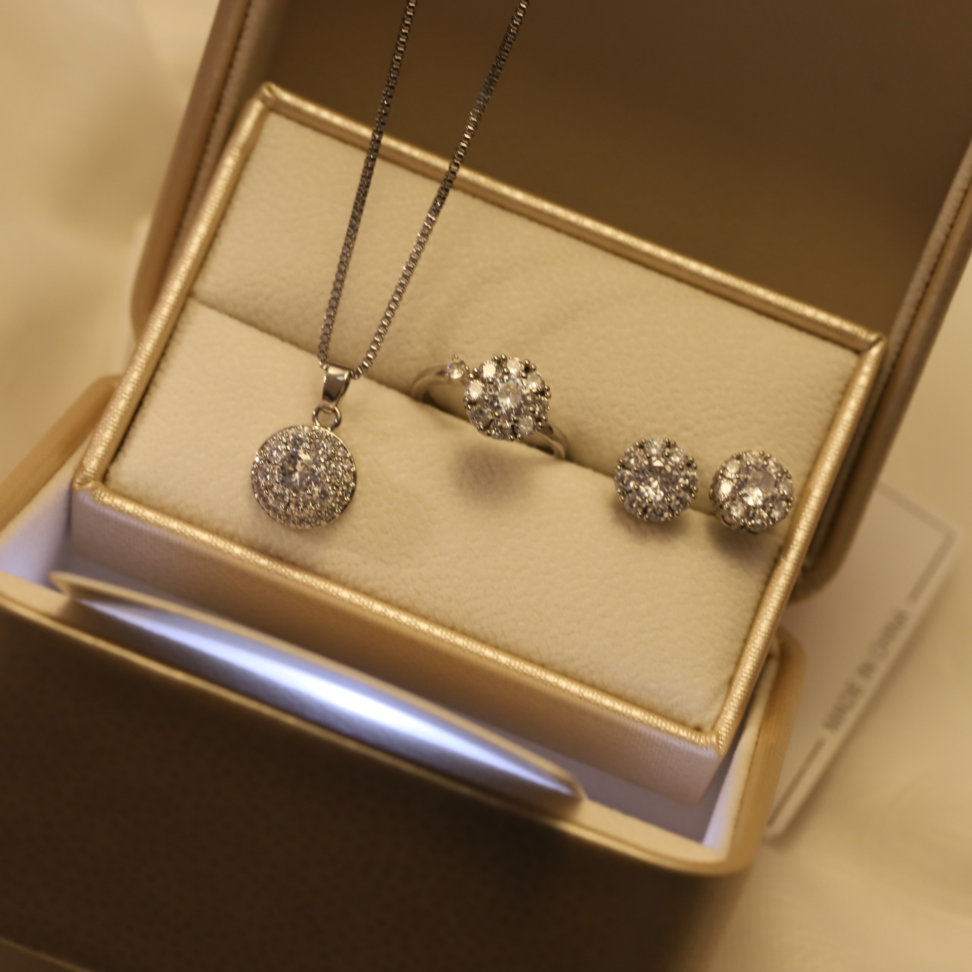 Set de joyería para mujer collar y pendientes con anillos_voghion.com