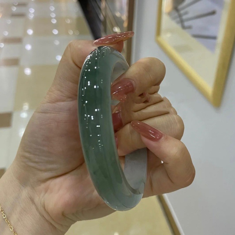 Vòng tay ngọc bích Miến Điện cao cấp màu xanh dầu, đường kính trong 52–64 mm chi tiết 3