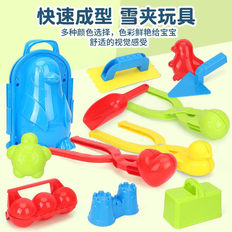 De los niños grandes de invierno al aire libre bola nieve engrosada molde grande pala arena excavación juego lucha