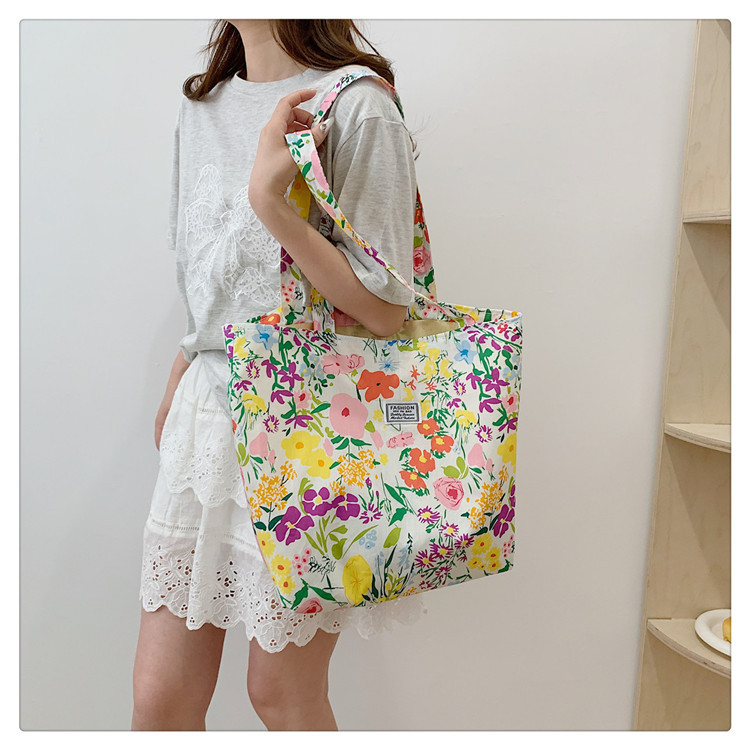 The large-capacity single-shoulder bag for student commuting is a bestseller in early spring. The Korean-style fresh and simple floral fabric bag is a versatile tote bag undefined
