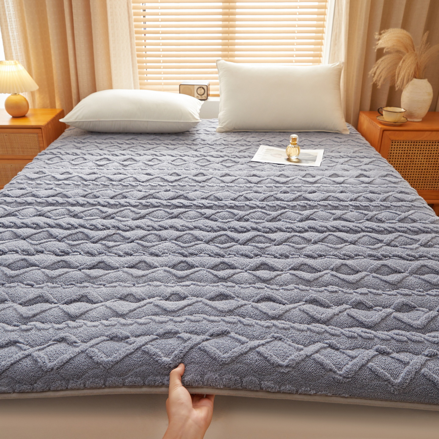 Class a New Style Quilted Mattress Pad, Non-Slip, Suitable for Home Bedroom, Student Dormitory, Worker Dormitory, Lambswool Mat