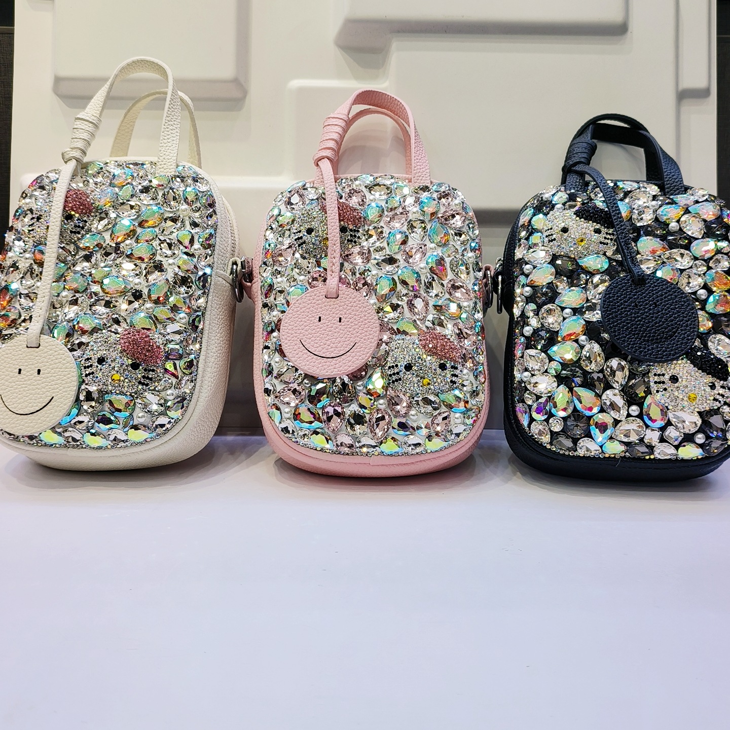 春夏新款韩系简约多巴胺洋气手机包女韩系休闲百搭KT猫斜挎镶钻