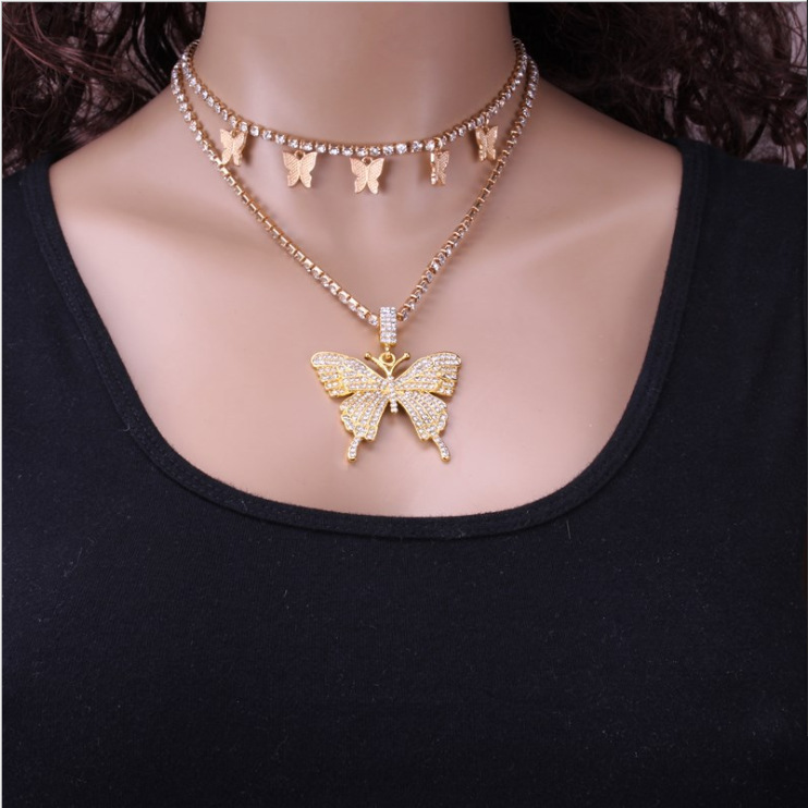 Collana multistrato con ciondolo a farfalla e strass luminosi_voghion.com