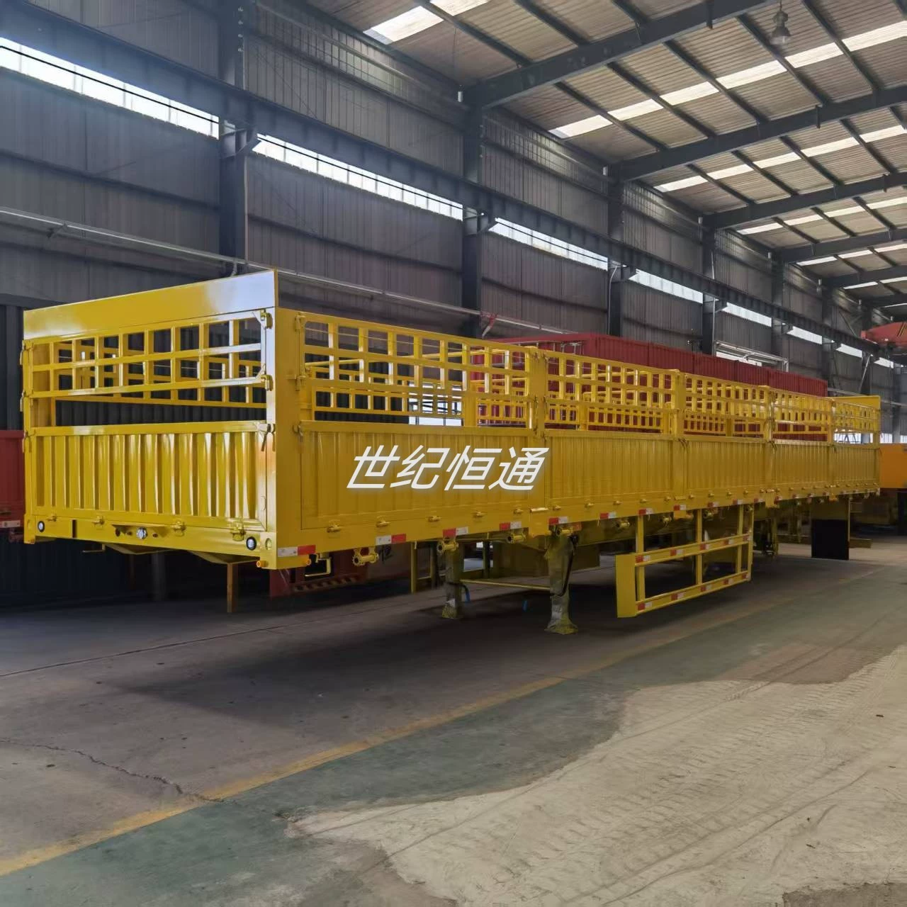 Производители поставляют полуприцепы, полуприцепы для перевозки крупного скота и птицы, складские полуприцепы, двухэтажные бортовые грузовики.