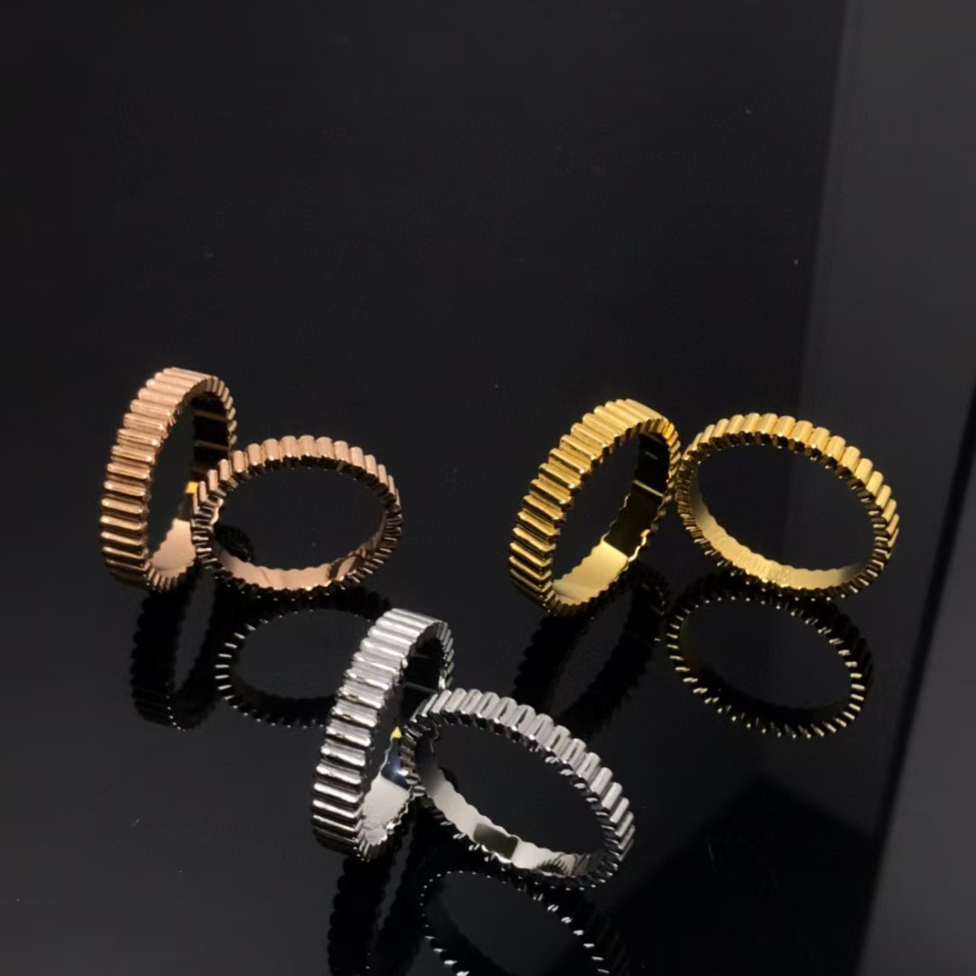 Anelli delicati impilabili bicolore, set di stratificazione in metallo misto di tendenza, fasce sottili minimaliste in oro e argento, simboli di stelle iniziali incisi, impilabili da 3 a 5 pezzi, moda_voghion.com