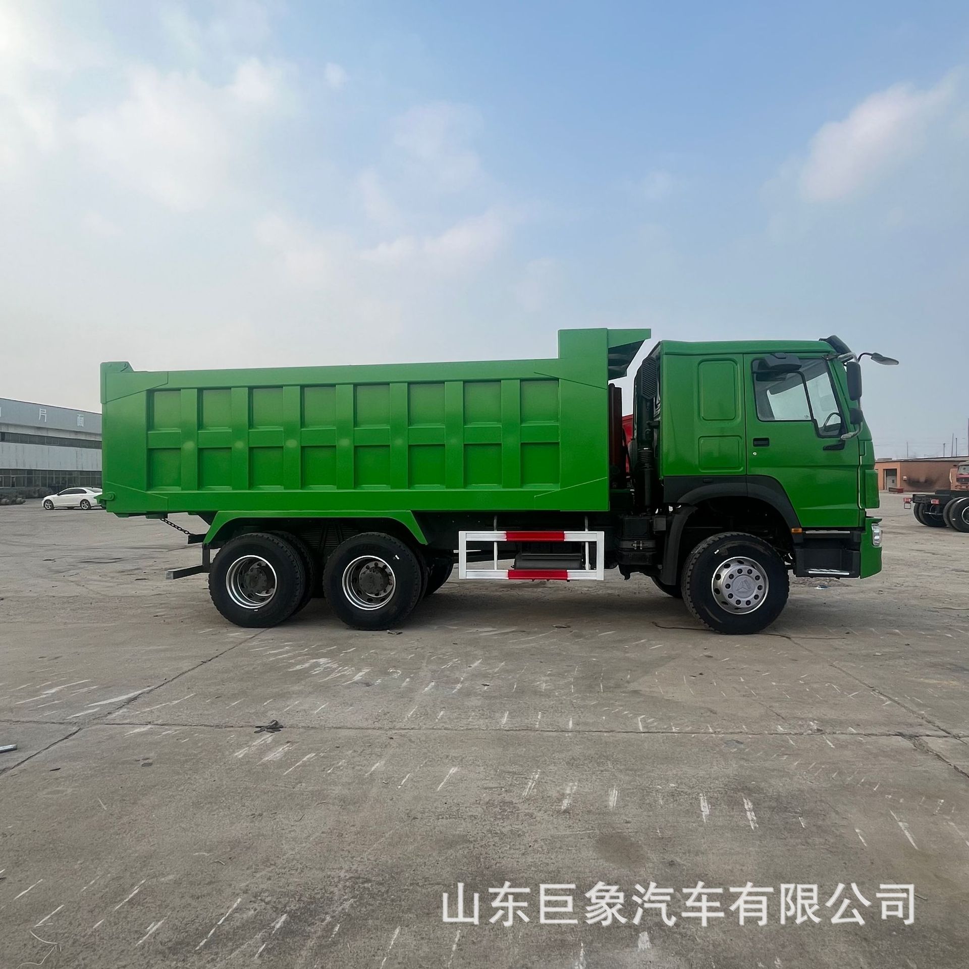 Cross-Border Howo 6×4 Rear Eight-Wheel Dump Truck with 371 Horsepower for Heavy-Duty Sand and Gravel Transport, Complete Vehicle Export
