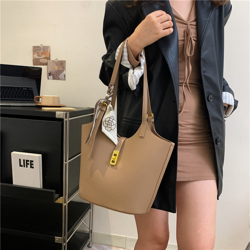 Nieuwe forenzenmand voor dames uit 2026 met sjaalvak, schoudertas en ruime emmertas._voghion.com
