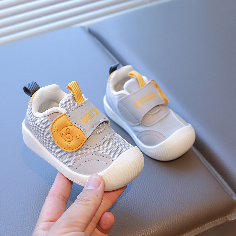Zapatos infantiles para bebés en otoño nuevos zapatos de función ligera antideslizante con suela suave, una etapa de zapatos de red para bebés, hombres y mujeres.