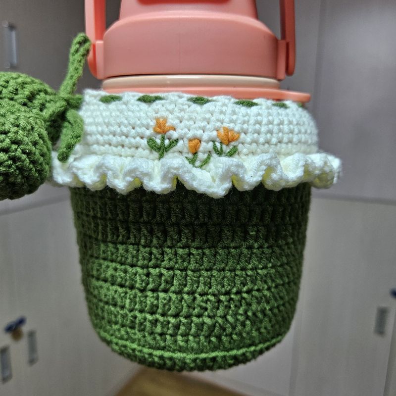 刺繍の小さい花の大きい腹のコップのカバーの毛糸の編みのかぎ針の大きい腹のコップの断熱の熱いコップのカバー|undefined