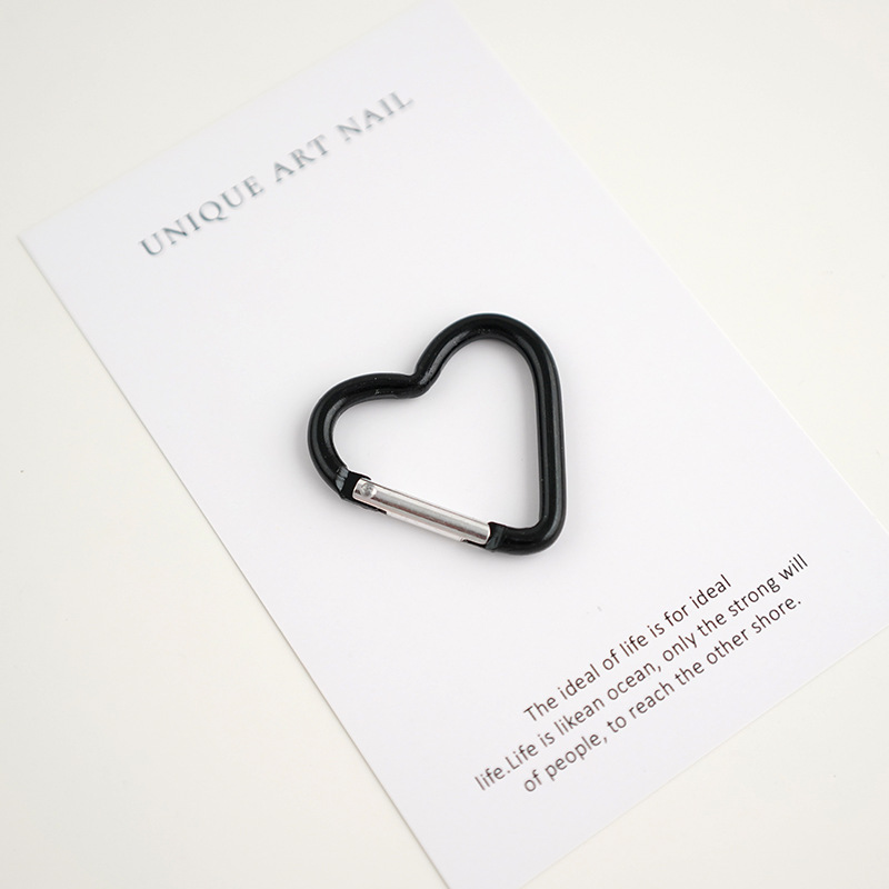 バックパックにフックを掛けて登山ボタンを掛けます。