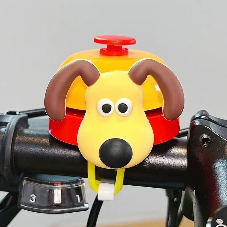自転車の鈴は車に乗ってラッパを持ってかわいいアニメのマウンテンバイクの子供のスケートボードのバスの装飾の部品を持ちます。|undefined