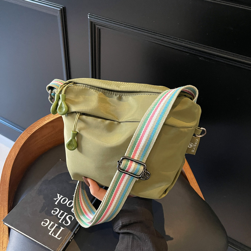 Fashionable new crossbody bag for girls, trendy casual women's bag, lightweight, simple, large-capacity, suitable for sports and commuting, shoulder bag Fashionable new crossbody bag for girls, trendy casual women's bag, lightweight, simple, large-capacity, suitable for sports and commuting, shoulder bag