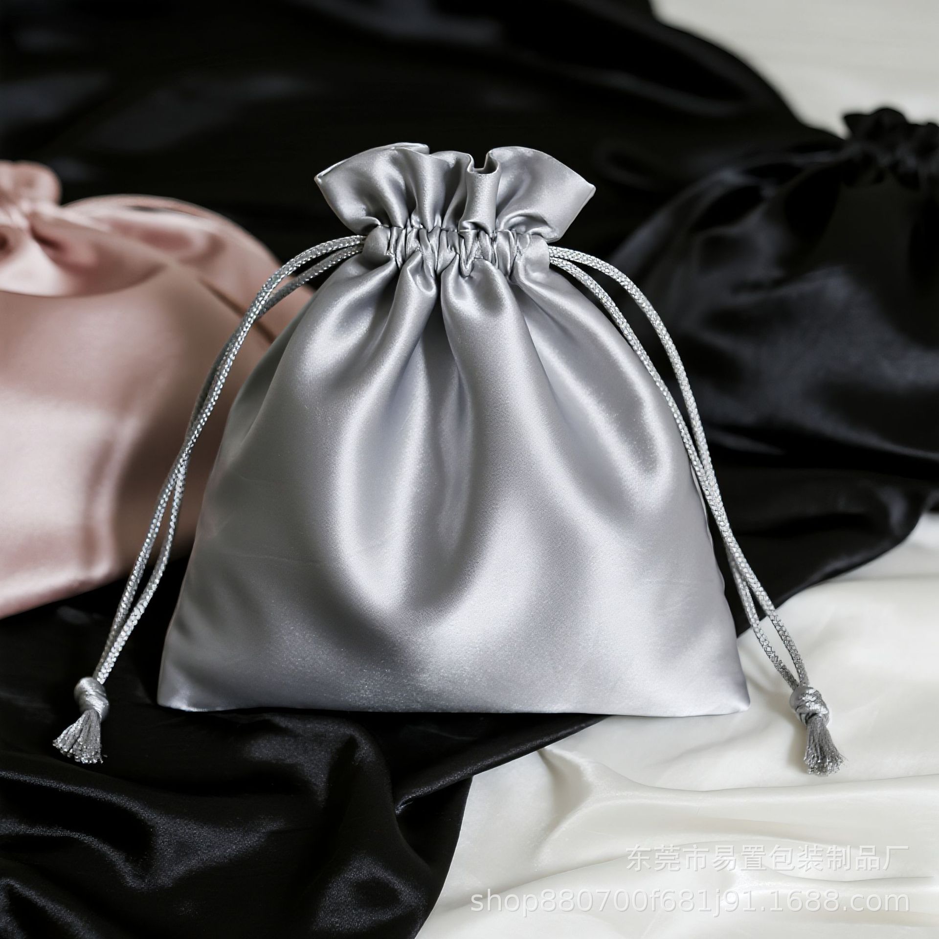 jimeng-2025-08-11-3852-色丁布袋高级感