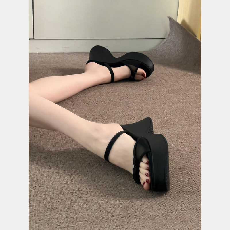 Hot Girl Platform Thick-Soled Slippers for Women to Wear Outside in Summer 2026 New Style with Skirts, Stunning One-Line High-Heeled Sandals